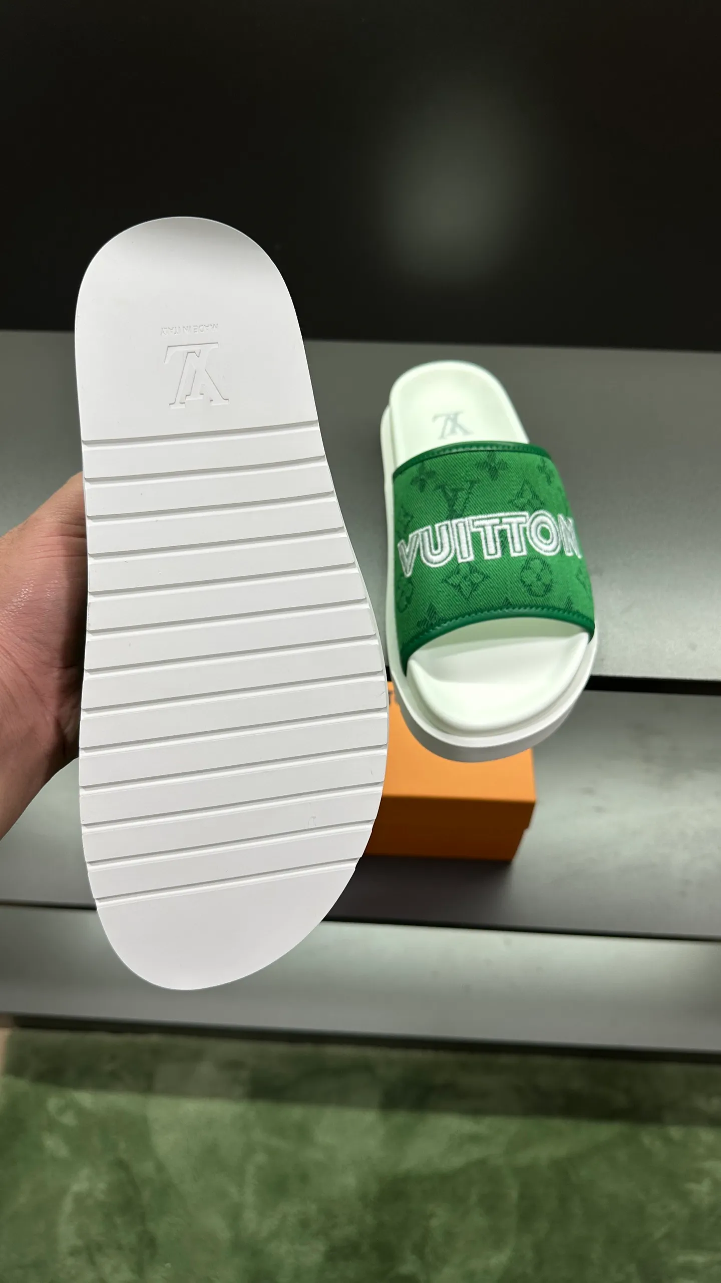 [L Home] P: 300💰Size: 38-45 Top purchasing lv men's summer slippers, classic presbyopia with soft real leather lining, unique color splicing effect, distinctive personality, fashionable and trendy essential style, light and comfortable. Lightweight and tough rubber insole, micro ridged foam outsole, super comfortable!